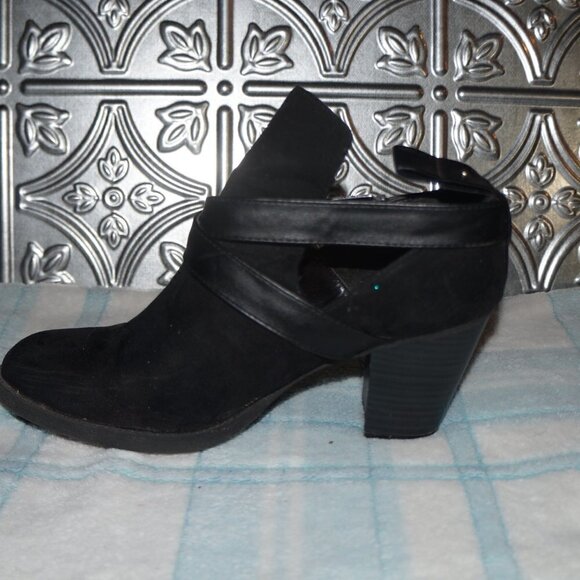 Justfab Size 8 Buckle Strap Design Black Closed Toe Heels - Picture 4 of 8